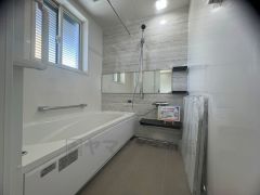 足を伸ばせる浴槽で毎日の疲れを癒してください。お子様と入っても十分ゆったりサイズです。