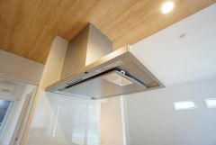 調理により発生する油煙や臭いを吸い込み、屋外へ排気してくれます。