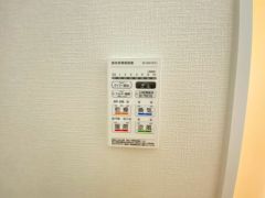 浴室暖房乾燥機には、暖房、乾燥、涼風、換気の4つの機能が付いています。タイマー付きです。