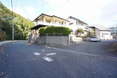前面道路は6ｍと駐車がスムーズにできます＾＾ 角地・南向きで日当り風通し良好です＾＾ カースペースは停めやすい並列駐車2台付き。