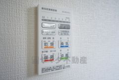 浴室暖房乾燥機には、暖房、乾燥、涼風、換気の4つの機能が付いています。タイマー付きです。