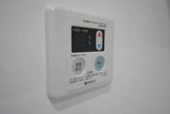 キッチン横に給湯器リモコンを設置していますので、忙しい時間帯でもスイッチ一つでお風呂の用意ができますよ＾＾