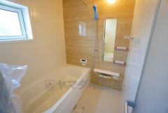 1日の疲れを癒すくつろぎのバスルーム。足を伸ばしてもゆったりと入れるサイズです。お子様と一緒にお風呂に入っても狭くないですね^^