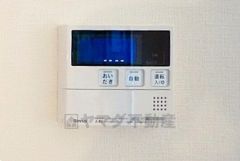 キッチン横からお湯張り、追い炊き、足し湯がボタン一つで楽々操作できる給湯機リモコンです＾＾忙しい夕飯の準備の時間帯に重宝しますね。