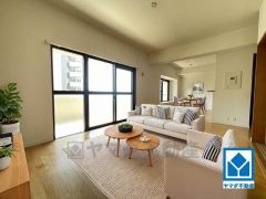 家具はイメージです。掃き出し窓からは暖かな陽が入り込み、気持ちの良い毎日が送れそうですね＾＾