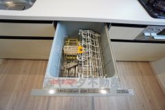 家事の時間が短縮できる食器洗浄乾燥機付。後片付けもラクラクです。 食器を洗う手間が減るので家族とのコミュニケーションの時間や自分の時間が増えますね。