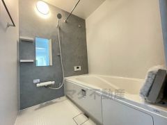 1日の疲れを癒すくつろぎのバスルーム。足を伸ばしてもゆったりと入れるサイズです。お子様と一緒にお風呂に入っても狭くないですね^^