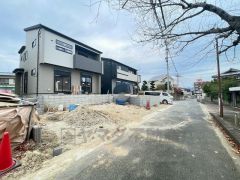 前面道路は、公道南東側約7ｍ。幅広く車の離合もスムーズです＾＾