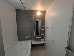 1日の疲れを癒すくつろぎのバスルーム。足を伸ばしてもゆったりと入れるサイズです。お子様と一緒にお風呂に入っても狭くないですね^^