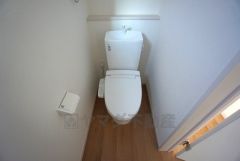 ウォシュレット付トイレです。節水機能もあるので、安心して使えますね。もちろん、1階2階の2ヶ所にトイレがあるので、忙しい朝にもゆとりができますね。