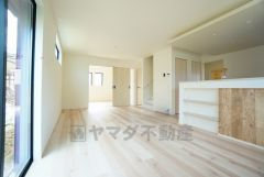 家族が集まる開放的なリビング。約18.5帖の大空間で毎日のお食事が楽しみです＾＾思い思いの時間を過ごしたり、家族みんなで食事をしたり、素敵な団らんの場になりますね。