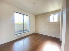 2面採光を確保した明るい室内は、風通しも良く、大変居心地の良い空間となっております。爽やかな風を感じて起きる朝は、快適生活の始まりに。