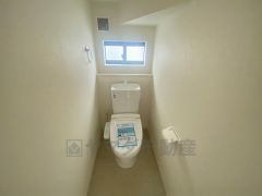 温水洗浄機付トイレです。節水機能もあるので、安心して使えますね。もちろん、1階2階の2ヶ所にトイレがあるので、忙しい朝にもゆとりができますね。