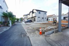 前面道路は公道南側約4.5ｍ。スーパー・コンビニ・ドラッグストアまで徒歩11分圏内＾＾