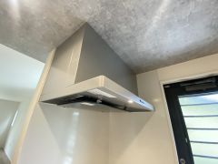 調理により発生する油煙や臭いを吸い込み、屋外へ排気してくれます。