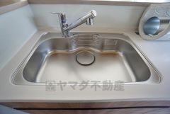 広々とした凸型シンクに洗剤ポケットを標準装備。大きなお鍋など洗いやすいです。洗剤や石鹸、スポンジもすっきりできる収納付き。