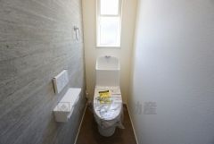 温水洗浄機付トイレです。節水機能もあるので、安心して使えますね。汚れをガードする構造でサッと一拭き、お手入れが簡単。
