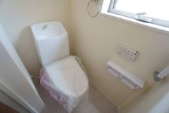 温水洗浄機付トイレです。節水機能もあるので、安心して使えますね。もちろん、1階2階の2ヶ所にトイレがあるので、忙しい朝にもゆとりができますね。