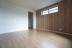 ご夫婦お二人のプライベートシーンを演出する寝室は、大容量のウォークインクローゼット付き。