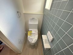 温水洗浄機付トイレです。節水機能もあるので、安心して使えますね。もちろん、1階2階の2ヶ所にトイレがあるので、忙しい朝にもゆとりができますね。