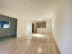 隣接する和室と合わせると約23帖以上の大空間。思い思いの時間を過ごしたり、家族みんなで食事をしたり、素敵な団らんの場になりますね。