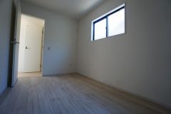 木目調のシンプルデザインで落ち着きと安らぎの空間に仕上げています。