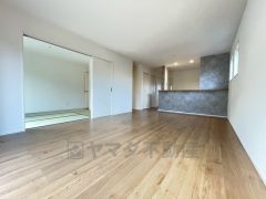 家族が集まる開放的なリビング。約18.5帖の大空間で毎日のお食事が楽しみです＾＾思い思いの時間を過ごしたり、家族みんなで食事をしたり、素敵な団らんの場になりますね。