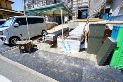 カースペースは停めやすい並列駐車2台付き。 前面道路は約6ｍと駐車がスムーズにできます＾＾