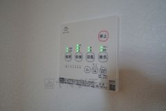 浴室暖房乾燥機には、暖房、乾燥、涼風、換気の4つの機能が付いています。タイマー付きです。