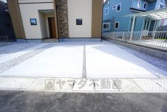 カースペースは停めやすい並列駐車3台付きで来客時も困りません＾＾ 前面道路は広々6ｍと駐車がスムーズ。