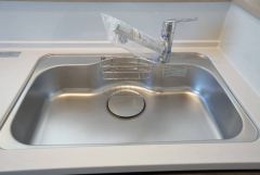 広々とした凸型シンクに洗剤ポケットを標準装備。大きなお鍋など洗いやすいです。洗剤や石鹸、スポンジもすっきりできる収納付き。
