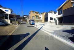 前面道路は交通量が少なく小さなお子様がいるご家庭も安心です＾＾ カースペースは停めやすい並列駐車3台付き。