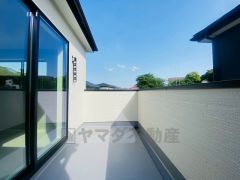 お洗濯物を干すスペースとしても十分な広さがあります。  お天気の良い日はお洗濯物がよく乾きそうな日当たり良好のバルコニー