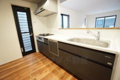 対面式カウンターキッチンからはお子様の様子が見守れます。ダイニングへの配膳や調理の時便利なカウンター付き。