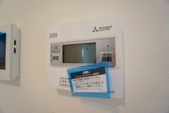 キッチン横からお湯張り、追い炊き、足し湯がボタン一つで楽々操作できる給湯機リモコンです＾＾忙しい夕飯の準備の時間帯に重宝しますね。
