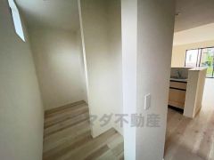 まとめ買いしてもこの収納量なら心配要らずのパントリー。調理家電や食品のストックをすっきりまとめられ、キッチン周りを広々使えます。