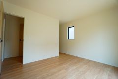 住む人のこだわりを活かす洋室＾＾日当たりがよく、寝室としての利用もおすすめ。広めのクローゼットもあり荷物もすっきり片付けれ、ゆとりのある暮らしが出来ます＾＾