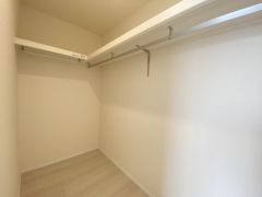 主寝室には大型のウォークインクローゼット付き。