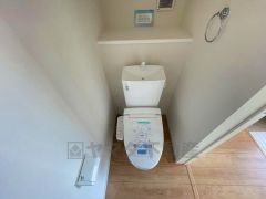 温水洗浄機付トイレです。節水機能もあるので、安心して使えますね。もちろん、1階2階の2ヶ所にトイレがあるので、忙しい朝にもゆとりができますね。