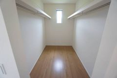 収納力豊富なウォークインクローゼット付き。洋服や小物などを1箇所にまとめて美しい収納を実現します。