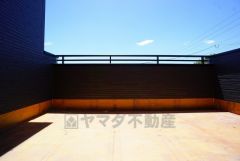 お洗濯物を干すスペースとしても十分な広さがあります。  お天気の良い日はお洗濯物がよく乾きそうな日当たり良好のバルコニー＾＾