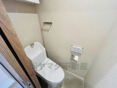 温水洗浄機付トイレです。節水機能もあるので、安心して使えますね。