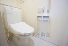 温水洗浄機付トイレです。節水機能もあるので、安心して使えますね。もちろん、1階2階の2ヶ所にトイレがあるので、忙しい朝にもゆとりができますね。