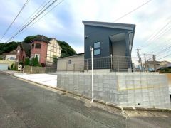 角地で日当り風通し良好です。 前面道路は交通量が少なく、小さなお子様がいるご家庭でも安心です＾＾ カースペースは停めやすい並列駐車4台付き。