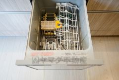 同仕様写真。家事の時間が短縮できる食器洗浄乾燥機付。後片付けもラクラクです。 食器を洗う手間が減るので家族とのコミュニケーションの時間や自分の時間が増えますね。