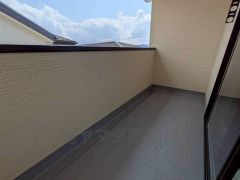 幅広のインナーバルコニーは洗濯物を守りやすく、眩しすぎる日差しも和らげます。雨にも濡れにくく、家事を助けてくれること間違いなし。