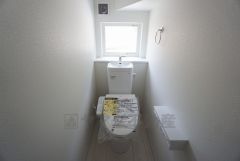 温水洗浄機付トイレです。節水機能もあるので、安心して使えますね。もちろん、1階2階の2ヶ所にトイレがあるので、忙しい朝にもゆとりができますね。