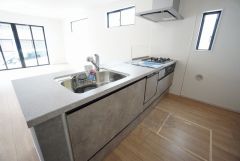 対面式カウンターキッチンでお子様の様子が見守れます。カウンタートップは耐熱性に優れており、日ごろのお掃除もふき取るだけでＯＫ。ステンレスシンクも簡単にお掃除できますよ。