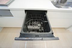 家事の時間が短縮できる食器洗浄乾燥機付。後片付けもラクラクです。