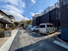 前面道路は交通量が少なく、小さなお子様がいるご家庭も安心です＾＾